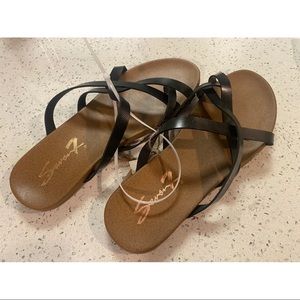 NWT Size 8 Black Criss Cross Sandals